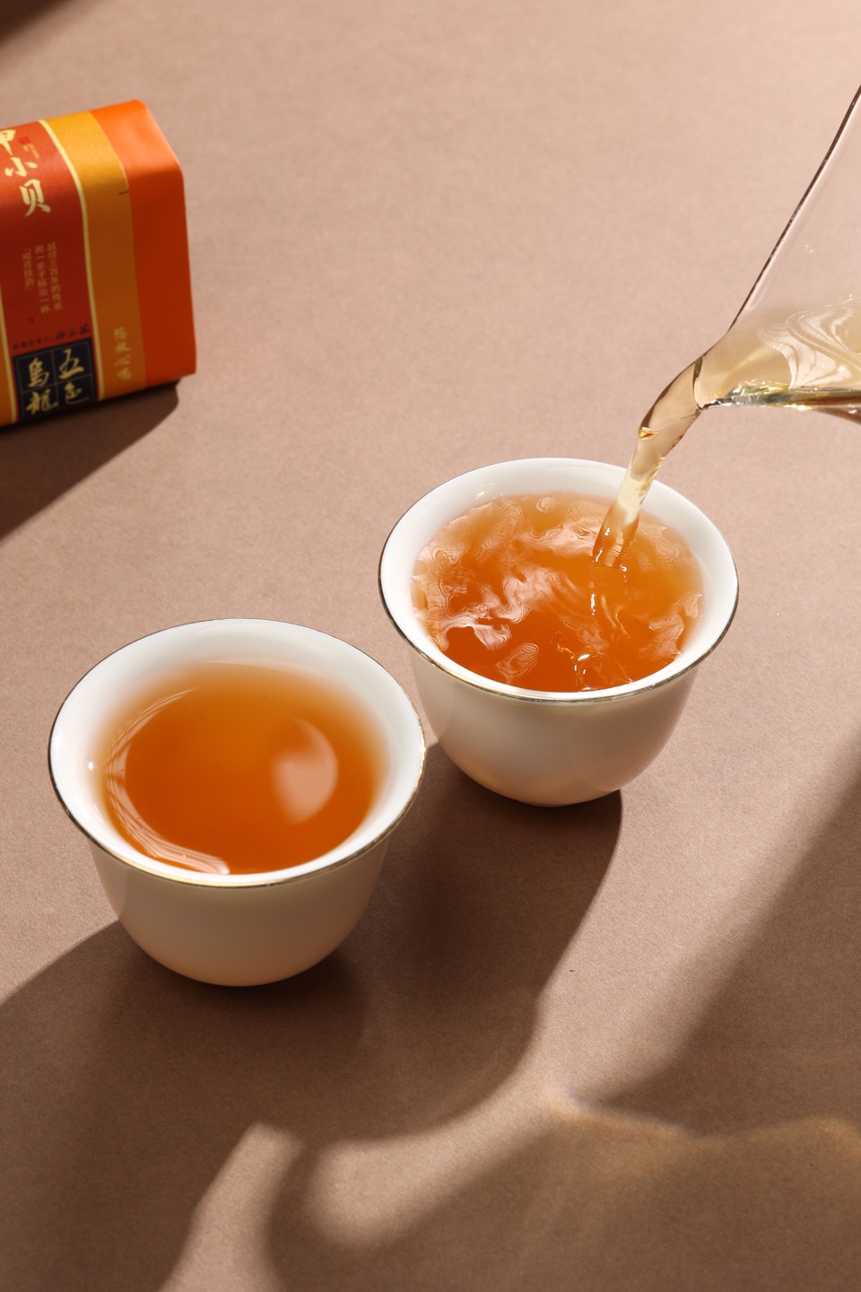 五色乌龙金色茶汤倾落时的水纹