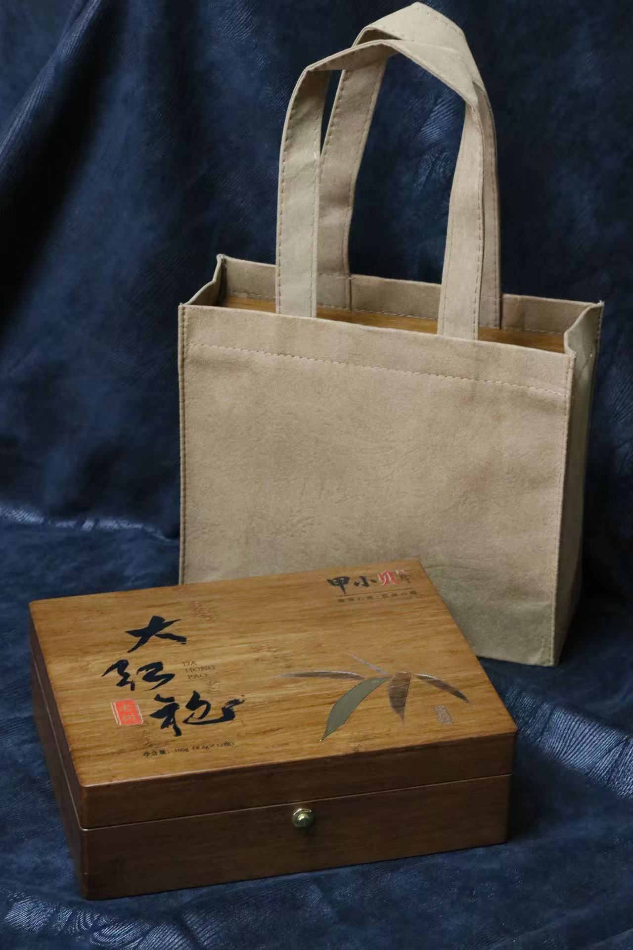 老树大红袍木盒与甲小贝手提袋