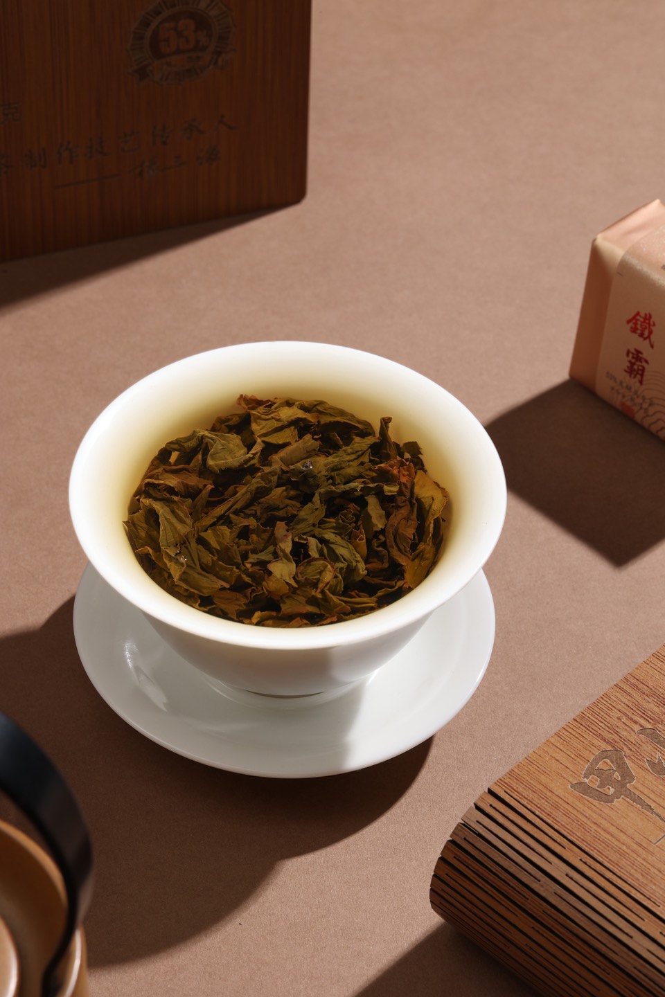 铁霸冲泡后舒展的叶底