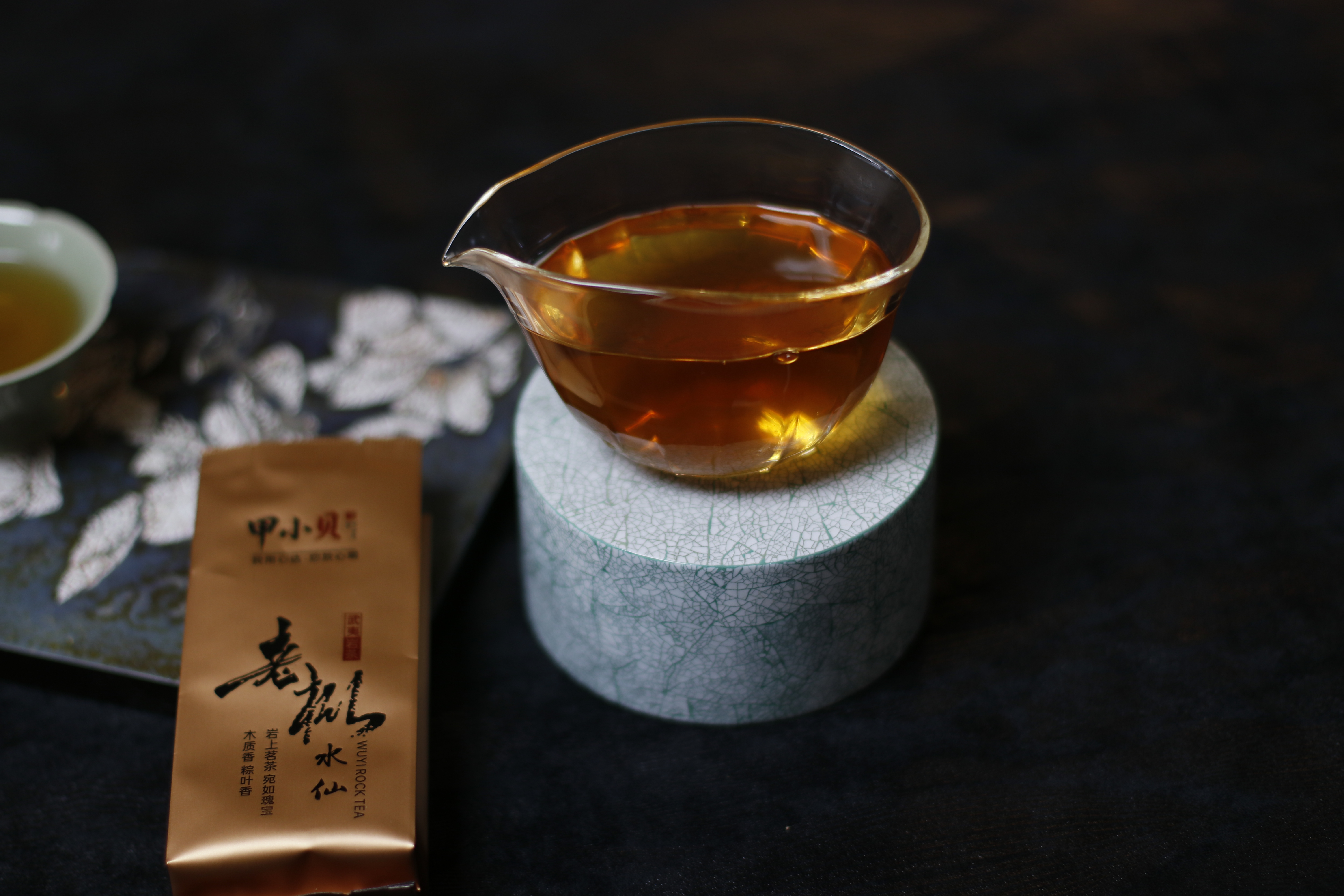 老枞水仙橙琥珀色茶汤与独立茶袋