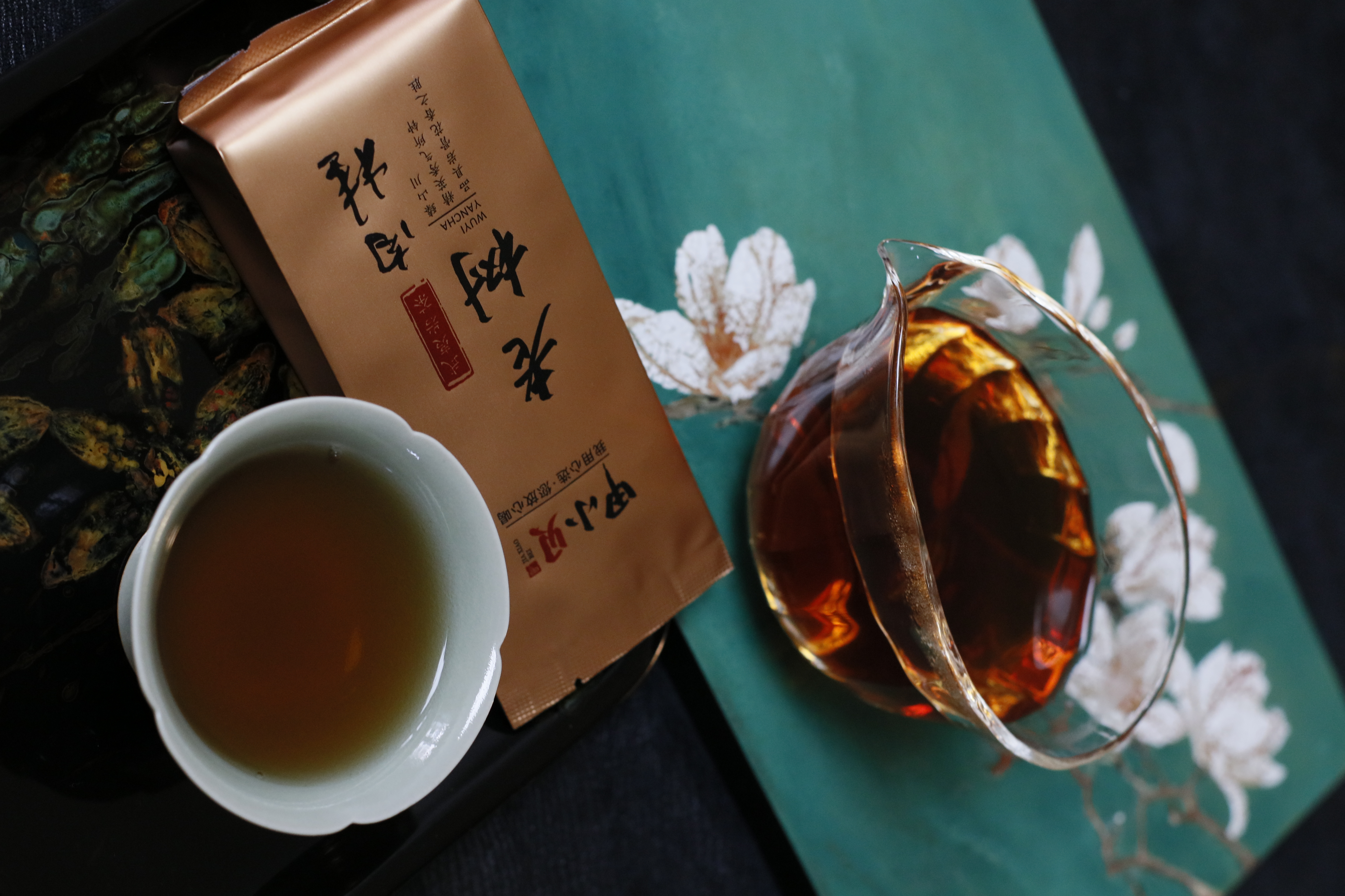 老树肉桂明亮琥珀色茶汤与独立茶袋